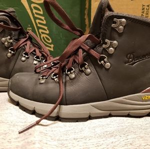 Danner Women's lightweight hiking and snow boot